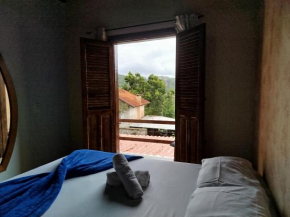 Casa de veraneio incrível em meio à mata, próxima à cidade, perfeita para fins de semana relaxantes em contato com a natureza